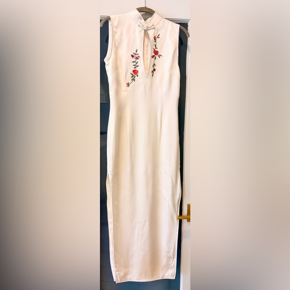 Elegant Cream Sleeveless Dress